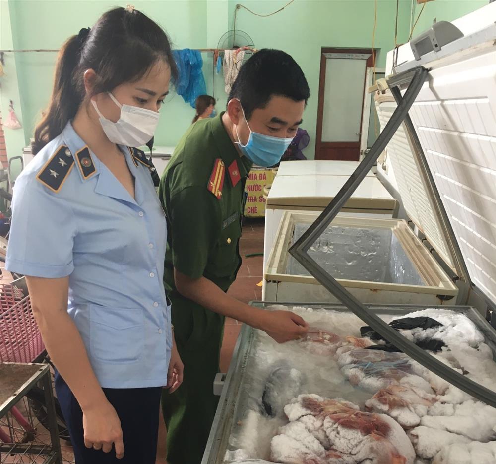 Cục QLTT tỉnh Thái Nguyên kiểm tra, phát hiện cơ sở kinh doanh tập kết trên 1 tấn thịt lợn đã ôi thiu chuẩn bị đưa ra thị trường.